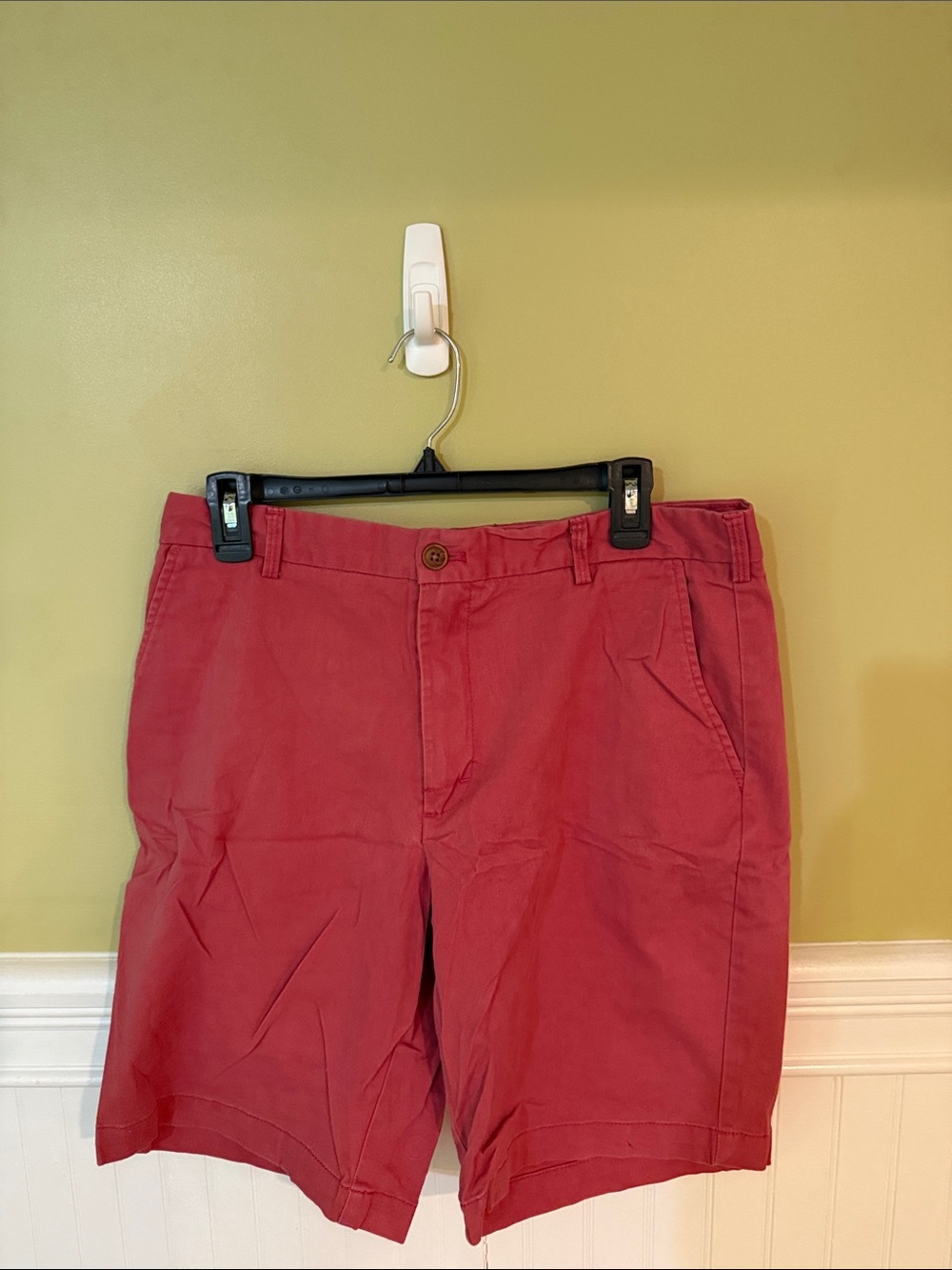 Izod Red Men’s Size 32W Flat Front Shorts